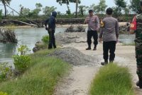 Polsek Masalembu bersama Koramil dan unsur Kecamatan Masalembu saat turun langsung ke lokasi penambangan pasir laut di Dusun Baru, Desa Masalima, Kecamatan Masalembu, Kabupaten Sumenep.