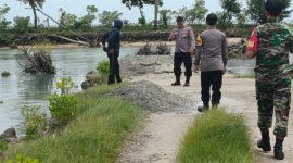 Polsek Masalembu bersama Koramil dan unsur Kecamatan Masalembu saat turun langsung ke lokasi penambangan pasir laut di Dusun Baru, Desa Masalima, Kecamatan Masalembu, Kabupaten Sumenep.