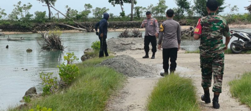 Polsek Masalembu bersama Koramil dan unsur Kecamatan Masalembu saat turun langsung ke lokasi penambangan pasir laut di Dusun Baru, Desa Masalima, Kecamatan Masalembu, Kabupaten Sumenep.