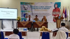 Pegawai Rumah Sakit Umum Daerah dr H. Moh Anwar Sumenep saat memberikan penyuluhan kesehatan gratis di SLB Saronggi