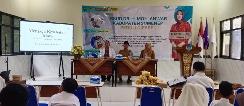 Pegawai Rumah Sakit Umum Daerah dr H. Moh Anwar Sumenep saat memberikan penyuluhan kesehatan gratis di SLB Saronggi