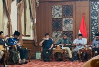 Owner PR Cahaya Pro, H. Fathor Rosi (pegang mic), menyampaikan gagasan dan aspirasinya di hadapan Forkopimda Pamekasan. ©suaradara.com/ist