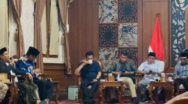 Owner PR Cahaya Pro, H. Fathor Rosi (pegang mic), menyampaikan gagasan dan aspirasinya di hadapan Forkopimda Pamekasan. ©suaradara.com/ist