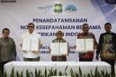 Foto: Achmad Fauzi Wongsojodu Bupati Sumenep (dua dari kanan) saat penandatanganan kesepakatan bersama kemitraan rantai pasok komoditas hasil perikanan dengan dua perusahaan strategis.