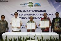 Foto: Achmad Fauzi Wongsojodu Bupati Sumenep (dua dari kanan) saat penandatanganan kesepakatan bersama kemitraan rantai pasok komoditas hasil perikanan dengan dua perusahaan strategis.