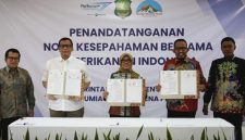 Foto: Achmad Fauzi Wongsojodu Bupati Sumenep (dua dari kanan) saat penandatanganan kesepakatan bersama kemitraan rantai pasok komoditas hasil perikanan dengan dua perusahaan strategis.