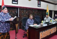 Foto: KH. Imam Hasyim Wakil Bupati Sumenep (berdiri) saat memberikan sambutan pada acara kegiatan rapat koordinasi kegiatan HDDP 