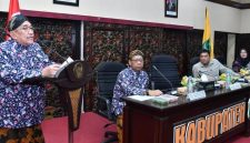 Foto: KH. Imam Hasyim Wakil Bupati Sumenep (berdiri) saat memberikan sambutan pada acara kegiatan rapat koordinasi kegiatan HDDP 