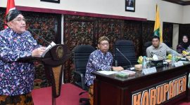 Foto: KH. Imam Hasyim Wakil Bupati Sumenep (berdiri) saat memberikan sambutan pada acara kegiatan rapat koordinasi kegiatan HDDP 