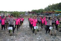 Kapolres Sumenep AKBP Anang Hardiyanto, S.I.K., (kiri) saat memimpin langsung kegiatan penanaman pohon mangrove di kawasan pesisir Pantai Kundang Wetan, Desa Tanjung, Kecamatan Saronggi.