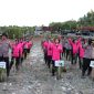 Kapolres Sumenep AKBP Anang Hardiyanto, S.I.K., (kiri) saat memimpin langsung kegiatan penanaman pohon mangrove di kawasan pesisir Pantai Kundang Wetan, Desa Tanjung, Kecamatan Saronggi.