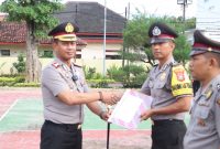 Foto: Kapolres Sumenep AKBP Anang Hardiyanto, S.I.K., saat memberikan penghargaan kepada anggota