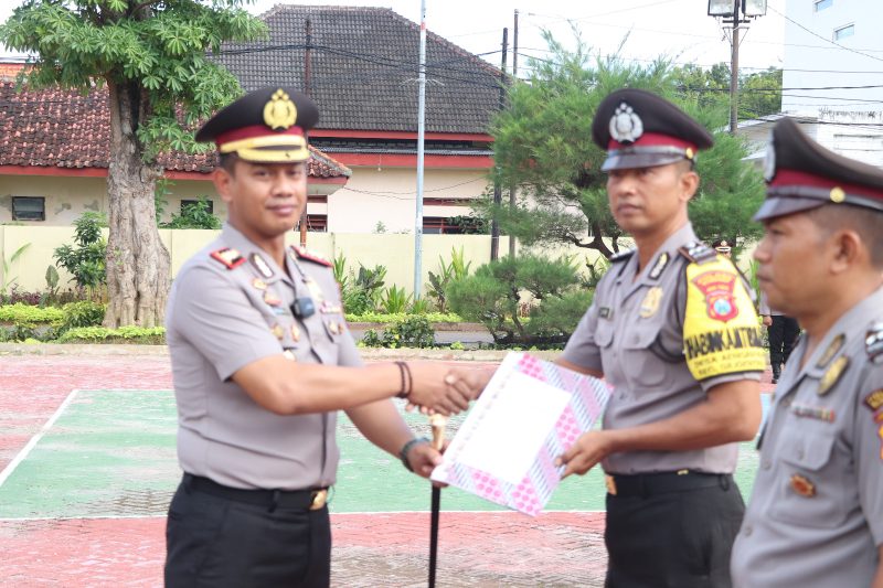 Foto: Kapolres Sumenep AKBP Anang Hardiyanto, S.I.K., saat memberikan penghargaan kepada anggota