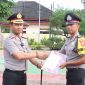 Foto: Kapolres Sumenep AKBP Anang Hardiyanto, S.I.K., saat memberikan penghargaan kepada anggota