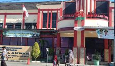 Foto: Tampak orang melintas di depan Rumah Sakit Umum Daerah (RSUD) dr. H. Moh Anwar Sumenep