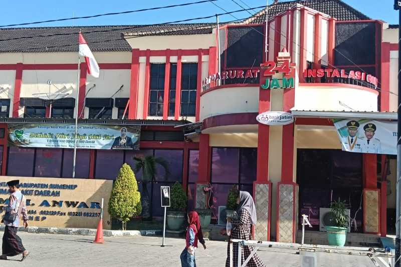 Foto: Tampak orang melintas di depan Rumah Sakit Umum Daerah (RSUD) dr. H. Moh Anwar Sumenep 