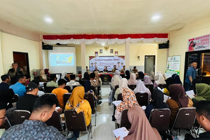 Foto: Pemprov Jatim melalui Biro Hukum Setda Provinsi bekerja sama dengan Bagian Hukum Serda Kabupaten Sumenep saat menggelar kegiatan sosialisasi/penyuluhan hukum di Desa Lenteng Timur.