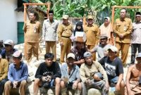 Foto: Wakil Bupati Sumenep KH. Imam Hasyim saat meninjau langsung proses pembangunan rumah layak huni bagi anak yatim piatu di Desa Billapora Reba, Kecamatan Lenteng