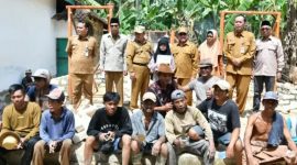 Foto: Wakil Bupati Sumenep KH. Imam Hasyim saat meninjau langsung proses pembangunan rumah layak huni bagi anak yatim piatu di Desa Billapora Reba, Kecamatan Lenteng