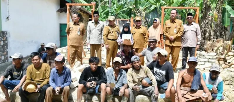 Foto: Wakil Bupati Sumenep KH. Imam Hasyim saat meninjau langsung proses pembangunan rumah layak huni bagi anak yatim piatu di Desa Billapora Reba, Kecamatan Lenteng