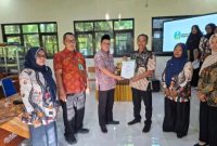 Foto: Kacabdin Pendidikan Jatim Wilayah Sumenep Rusliy, S.Pd., M.Pd. (kiri) saat menyerahkan SK Kepengurusan MGPKLK Kabupaten Sumenep Periode Tahun 2026-2028 kepada Ketua terpilih Muhammad Kamarudin