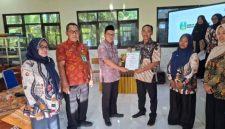 Foto: Kacabdin Pendidikan Jatim Wilayah Sumenep Rusliy, S.Pd., M.Pd. (kiri) saat menyerahkan SK Kepengurusan MGPKLK Kabupaten Sumenep Periode Tahun 2026-2028 kepada Ketua terpilih Muhammad Kamarudin