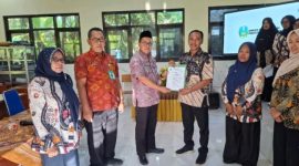 Foto: Kacabdin Pendidikan Jatim Wilayah Sumenep Rusliy, S.Pd., M.Pd. (kiri) saat menyerahkan SK Kepengurusan MGPKLK Kabupaten Sumenep Periode Tahun 2026-2028 kepada Ketua terpilih Muhammad Kamarudin