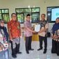Foto: Kacabdin Pendidikan Jatim Wilayah Sumenep Rusliy, S.Pd., M.Pd. (kiri) saat menyerahkan SK Kepengurusan MGPKLK Kabupaten Sumenep Periode Tahun 2026-2028 kepada Ketua terpilih Muhammad Kamarudin