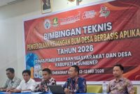 Foto: Fadholi, S.T., M.T, Kepala Bidang (Kabid) PUEKD pada Dinas Pemberdayaan Masyarakat dan Desa (DPMD) Kabupaten Sumenep (dua dari kanan) saat pemaparan kepada para peserta Bimtek Pengelolaan Keuangan Badan Usaha Milik Desa (BUMDes) berbasis aplikasi