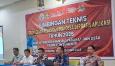 Foto: Fadholi, S.T., M.T, Kepala Bidang (Kabid) PUEKD pada Dinas Pemberdayaan Masyarakat dan Desa (DPMD) Kabupaten Sumenep (dua dari kanan) saat pemaparan kepada para peserta Bimtek Pengelolaan Keuangan Badan Usaha Milik Desa (BUMDes) berbasis aplikasi