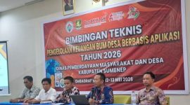 Foto: Fadholi, S.T., M.T, Kepala Bidang (Kabid) PUEKD pada Dinas Pemberdayaan Masyarakat dan Desa (DPMD) Kabupaten Sumenep (dua dari kanan) saat pemaparan kepada para peserta Bimtek Pengelolaan Keuangan Badan Usaha Milik Desa (BUMDes) berbasis aplikasi