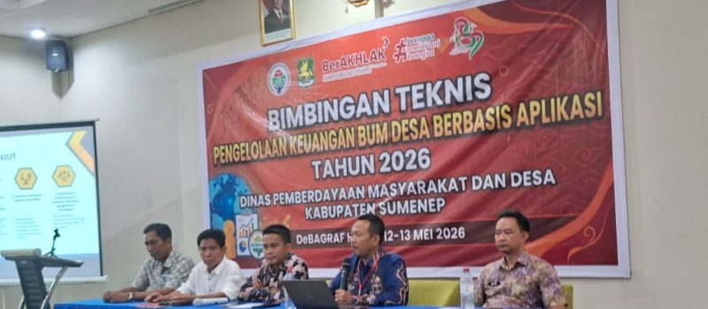Foto: Fadholi, S.T., M.T, Kepala Bidang (Kabid) PUEKD pada Dinas Pemberdayaan Masyarakat dan Desa (DPMD) Kabupaten Sumenep (dua dari kanan) saat pemaparan kepada para peserta Bimtek Pengelolaan Keuangan Badan Usaha Milik Desa (BUMDes) berbasis aplikasi