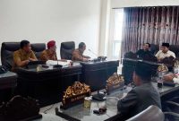 Ketua Pansus I DRPD Sumenep, M. Mirza Khomaini Hamid, S.H., (kanan) saat memimpin rapat pembahasan Raperda tentang Pengelolaan Barang Milik Daerah bersama jajaran eksekutif
