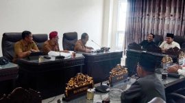Ketua Pansus I DRPD Sumenep, M. Mirza Khomaini Hamid, S.H., (kanan) saat memimpin rapat pembahasan Raperda tentang Pengelolaan Barang Milik Daerah bersama jajaran eksekutif
