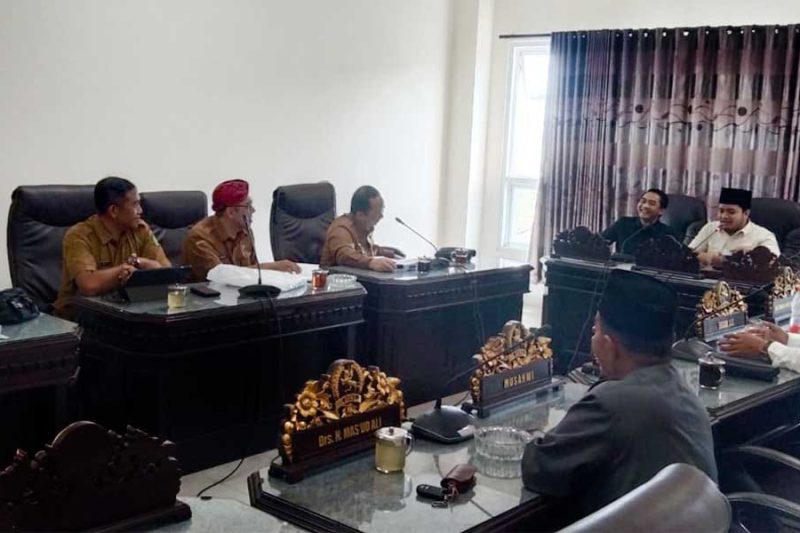 Ketua Pansus I DRPD Sumenep, M. Mirza Khomaini Hamid, S.H., (kanan) saat memimpin rapat pembahasan Raperda tentang Pengelolaan Barang Milik Daerah bersama jajaran eksekutif
