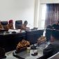 Ketua Pansus I DRPD Sumenep, M. Mirza Khomaini Hamid, S.H., (kanan) saat memimpin rapat pembahasan Raperda tentang Pengelolaan Barang Milik Daerah bersama jajaran eksekutif

