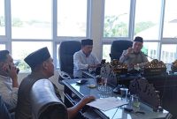 Ketua Pansus II DRPD Sumenep, H. Juhari (kanan) saat memimpin rapat pembahasan Raperda penyertaan modal kepada BPRS Bhakti Sumekar