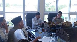 Ketua Pansus II DRPD Sumenep, H. Juhari (kanan) saat memimpin rapat pembahasan Raperda penyertaan modal kepada BPRS Bhakti Sumekar