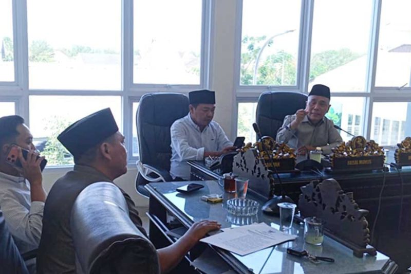 Ketua Pansus II DRPD Sumenep, H. Juhari (kanan) saat memimpin rapat pembahasan Raperda penyertaan modal kepada BPRS Bhakti Sumekar