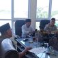 Ketua Pansus II DRPD Sumenep, H. Juhari (kanan) saat memimpin rapat pembahasan Raperda penyertaan modal kepada BPRS Bhakti Sumekar