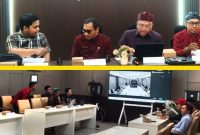 Ketua Pansus I DPRD Sumenep, M. Mirza Khomaini Hamid, S.H, (kiri) saat menghadiri rapat pemaparan akademisi dari UTM terkait Raperda Pengelolaan BMD di kantor Badan Keuangan Aset Daerah Kabupaten Sumenep.