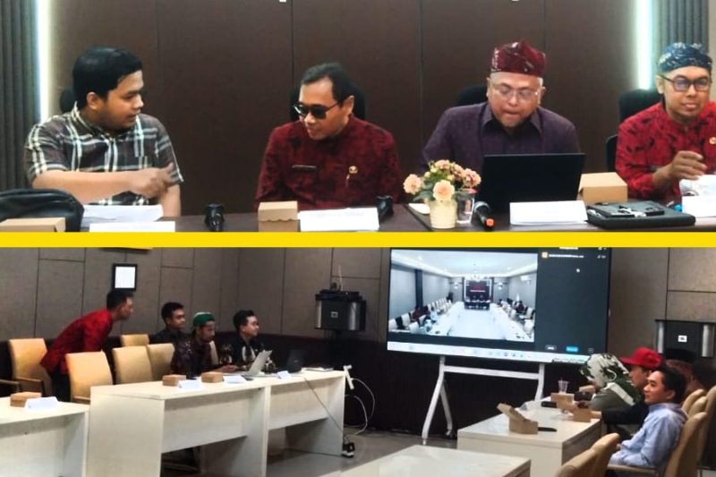 Ketua Pansus I DPRD Sumenep, M. Mirza Khomaini Hamid, S.H, (kiri) saat menghadiri rapat pemaparan akademisi dari UTM terkait Raperda Pengelolaan BMD di kantor Badan Keuangan Aset Daerah Kabupaten Sumenep.