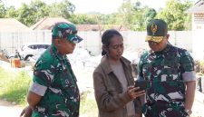 Foto: Tampak Fauzi As dan Brigjen Kohir Danrem 084/Bhaskara Jaya Surabaya saat di Matanair