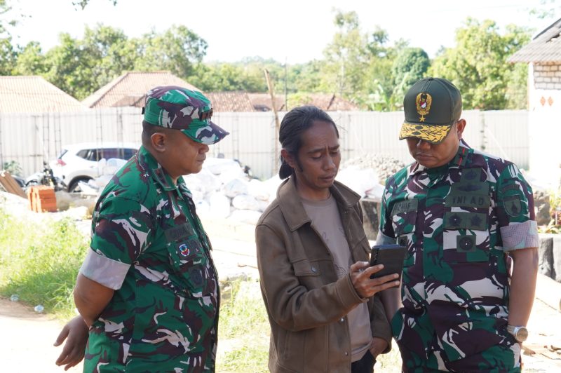 Foto: Tampak Fauzi As dan Brigjen Kohir Danrem 084/Bhaskara Jaya Surabaya saat di Matanair