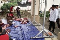 Bupati Sumenep Achmad Fauzi Wongsojudo saat memantau langsung pemotongan hewan kurban