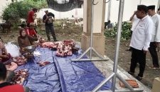 Bupati Sumenep Achmad Fauzi Wongsojudo saat memantau langsung pemotongan hewan kurban