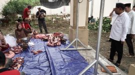 Bupati Sumenep Achmad Fauzi Wongsojudo saat memantau langsung pemotongan hewan kurban
