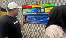 Foto: Indra Wahyudi, Kepala Dinas Komunikasi dan Informatika Kabupaten Sumenep saat melakukan pemantauan rutin di Pos Komando 112