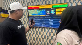 Foto: Indra Wahyudi, Kepala Dinas Komunikasi dan Informatika Kabupaten Sumenep saat melakukan pemantauan rutin di Pos Komando 112