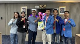 Foto: Ketua Komisariat PMII UPI Diky Alamsyah (kanan), saat menyerahkan dokumen policy brief terkait revitalisasi Pusat Informasi KKKS Migas kepada perwakilan SKK Migas wilayah Jabanusa di Surabaya